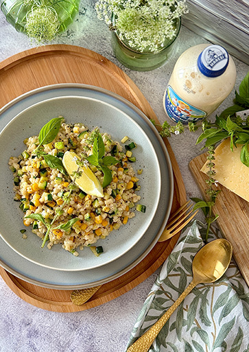 Sommerliche Fregola mit Zucchini, Basilikum und Zitrone